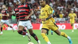 Jogador do Amazonas FC disputa bola em partida contra o Flamengo, em imagem de arquivo do clube