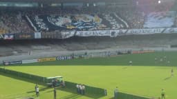 Torcida do Vasco exibe bandeira em arquibancada durante jogo em São Januário