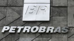 Fachada com o logotipo da Petrobras em concreto