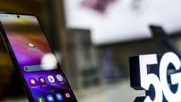 Smartphone exibe indicação de sinal 5G em evento de tecnologia