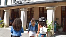 Turistas caminham em direção ao Centro de Visitantes Paineiras, no Corcovado, Rio de Janeiro