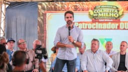 Governador do Rio Grande do Sul discursa em evento de abertura da colheita do milho em São Borja, com plateia ao fundo