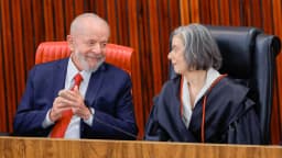 Ministra Cármen Lúcia, presidente do TSE, ao lado do presidente Lula em cerimônia no tribunal
