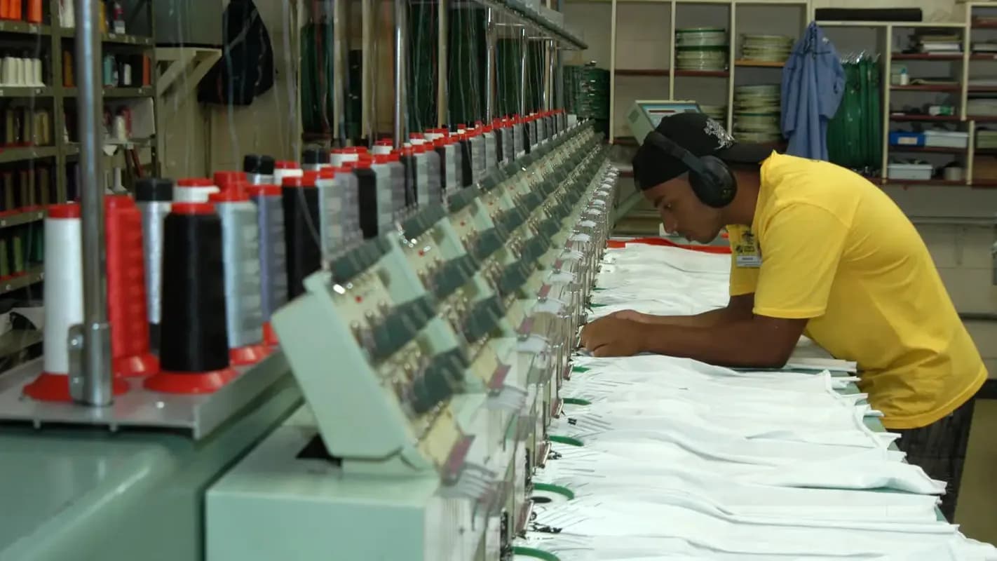 Trabalhador em linha de produção de fábrica têxtil