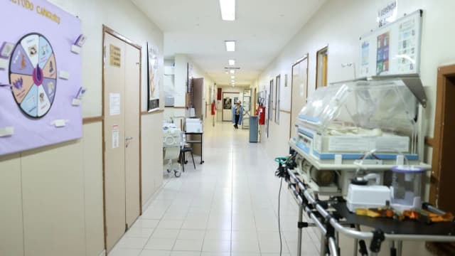Corredor de unidade de saúde com equipamentos de maternidade em foto de contexto