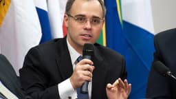 Ministro André Mendonça fala ao microfone em evento institucional