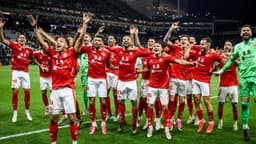 Jogadores do Internacional comemoram em campo a classificação às quartas de final da Copa do Brasil