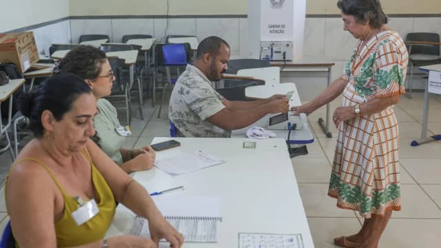 Observador da OEA acompanha votação em seção eleitoral no 2º turno