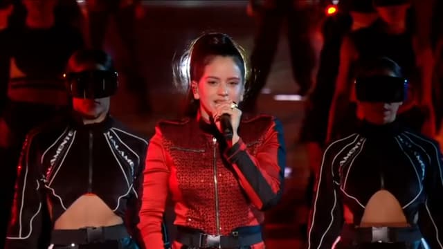 Rosalía canta ao microfone em apresentação ao vivo, foto de arquivo de turnê anterior