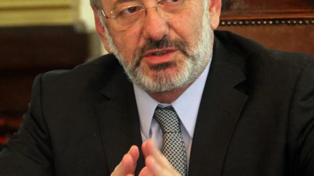 Márcio Elias Rosa, ministro do Desenvolvimento, Indústria, Comércio e Serviços, sentado à mesa em reunião, gesticulando enquanto fala
