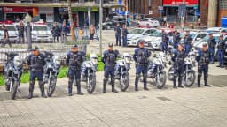 Agentes de Guarda Municipal uniformizados, ao lado de motocicletas, em patrulhamento urbano (foto ilustrativa)