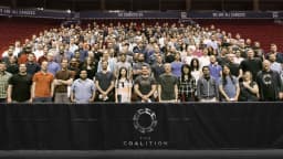 Equipe de estúdio de desenvolvimento de jogos reunida para foto em grupo