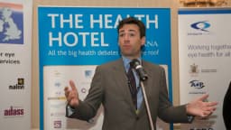 Andy Burnham discursa em evento sobre debates de saúde no Reino Unido, em registro de 2009