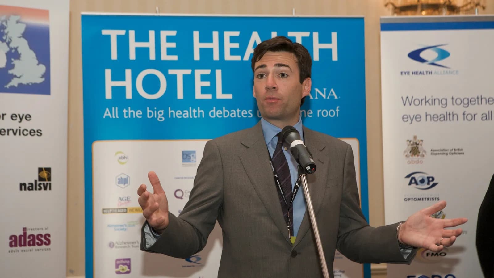 Andy Burnham discursa em evento sobre debates de saúde no Reino Unido, em registro de 2009