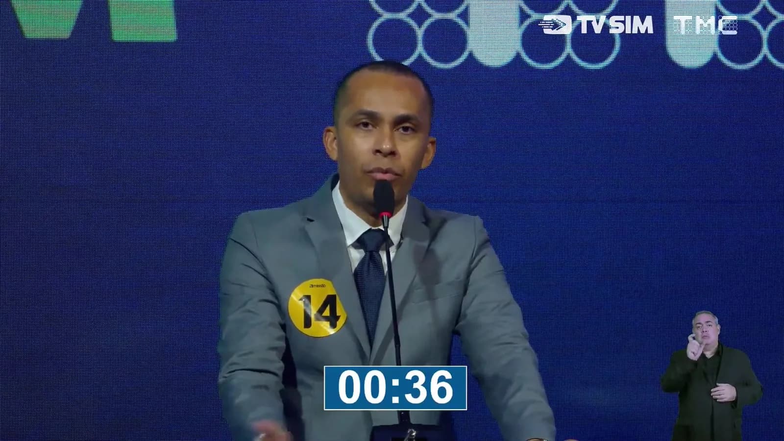 Ben Mendes, candidato número 14, discursa durante debate ao governo de Minas Gerais