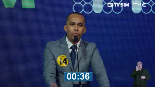 Ben Mendes, candidato número 14, discursa durante debate ao governo de Minas Gerais