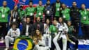 Delegação brasileira de parataekwondo posa em grupo com medalhas e bandeira do Brasil no Grand Prix de Muju