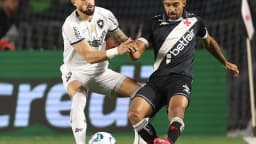 Jogador do Vasco disputa a bola com adversário do Botafogo em partida