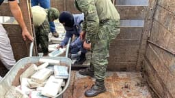 Agentes apreendem pacotes de cocaína durante operação policial