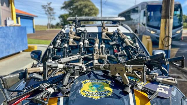 Viatura da Polícia Rodoviária Federal com armas apreendidas em operação em rodovia (imagem de arquivo, outra ocorrência)
