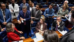 Senadores reunidos e debatendo no plenário do Senado Federal durante sessão que aprovou o PLP dos combustíveis