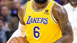 LeBron James em foto de arquivo com o uniforme do Los Angeles Lakers, time anterior à troca para o Philadelphia 76ers