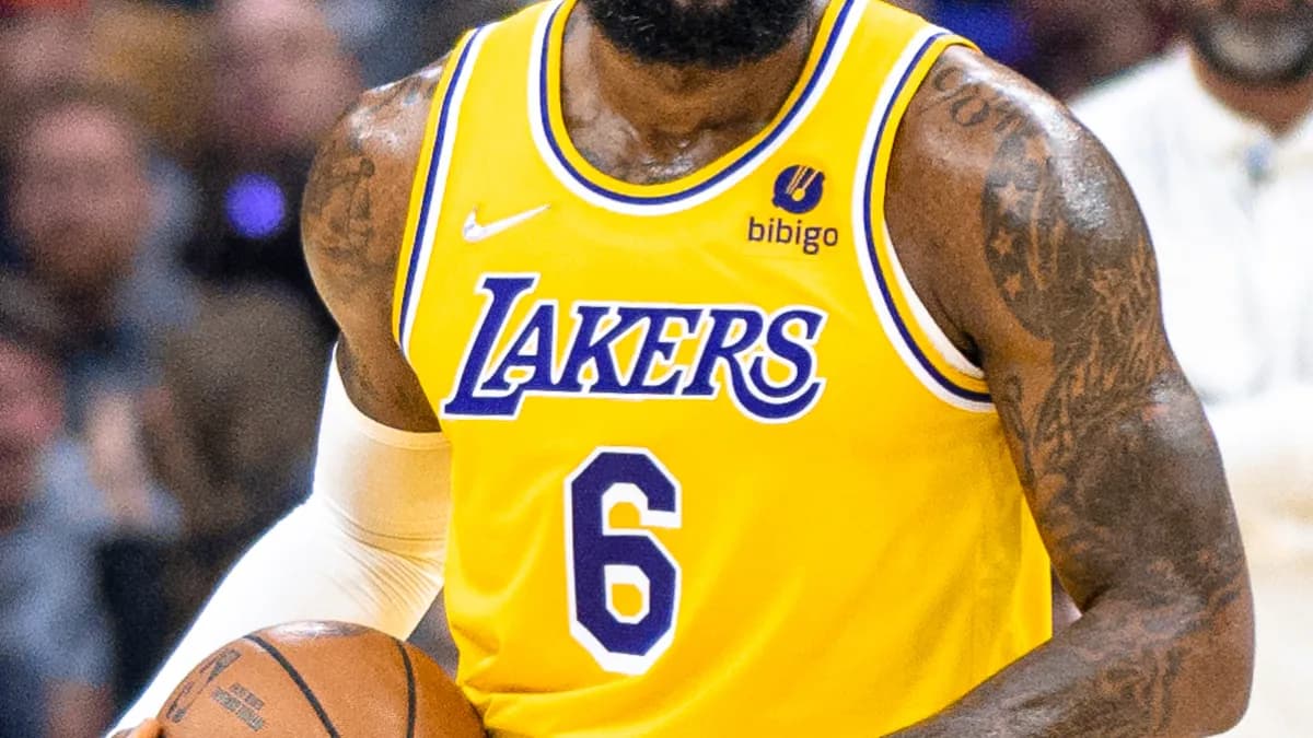 LeBron James em foto de arquivo com o uniforme do Los Angeles Lakers, time anterior à troca para o Philadelphia 76ers