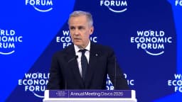 Mark Carney discursa em púlpito com o logo do Fórum Econômico Mundial ao fundo