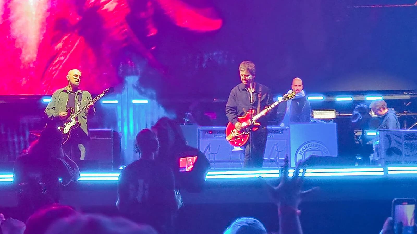 Público durante show da banda Oasis no MorumBIS, em São Paulo (foto de novembro de 2025)