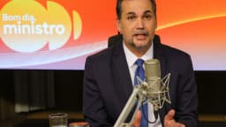 Ministro do Planejamento e Orçamento, Bruno Moretti, fala em entrevista sobre o uso de receitas do petróleo para conter o preço dos combustíveis