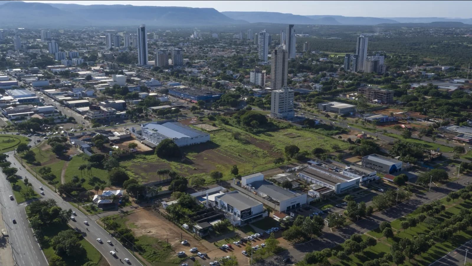 Vista aérea de Palmas, capital do Tocantins, com prédios e a serra ao fundo