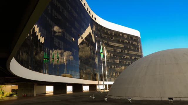 Fachada de prédio público federal em Brasília, no complexo onde fica a Justiça Eleitoral
