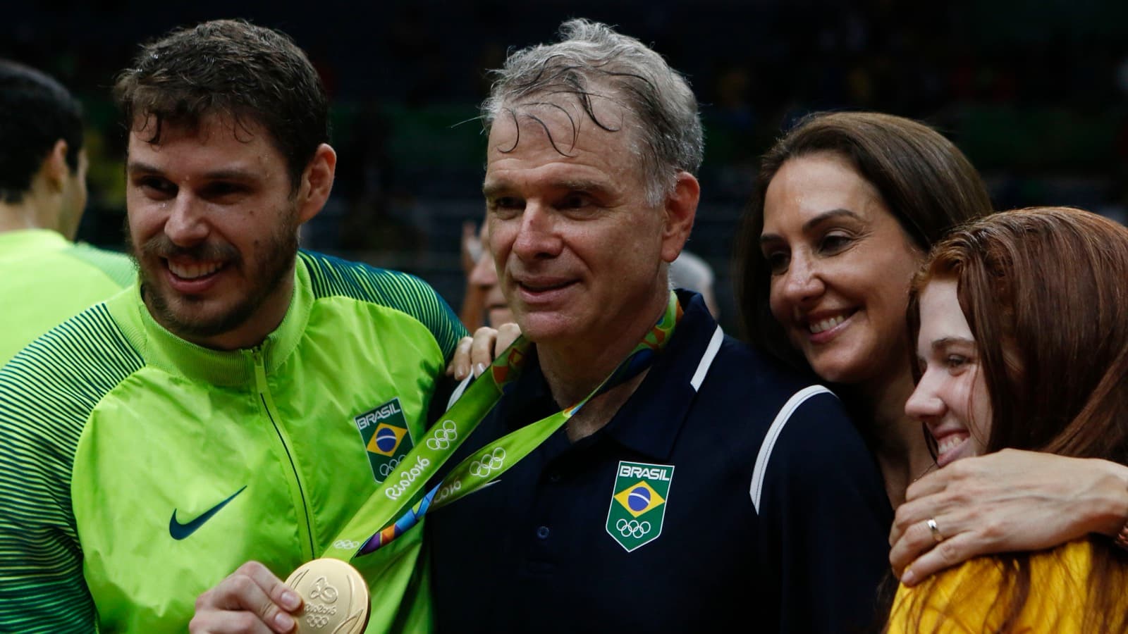 Bernardinho comemora com jogador e familiares o ouro olímpico da seleção de vôlei masculino no Rio 2016, em imagem de arquivo