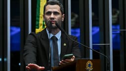 Senador Cleitinho discursa à tribuna do plenário do Senado Federal