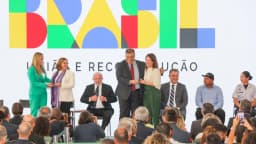 Celina Leão, de terno verde, em evento oficial do governo do Distrito Federal ao lado de autoridades federais, foto de arquivo de 2023
