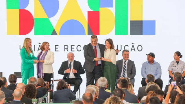 Celina Leão, de terno verde, em evento oficial do governo do Distrito Federal ao lado de autoridades federais, foto de arquivo de 2023