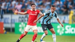 Jogadores de Internacional e Grêmio disputam bola em clássico Gre-Nal (foto de arquivo, 2023)