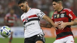 Jogador do São Paulo disputa a bola com jogador do Flamengo durante partida do Campeonato Brasileiro
