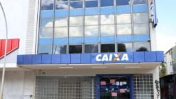 Agência da Caixa com avisos de greve colados na porta