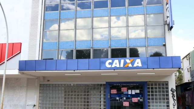 Agência da Caixa com avisos de greve colados na porta