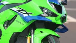 Detalhe da frente da Kawasaki Ninja ZX-10R 2027, em verde, com o farol e o para-lama dianteiro