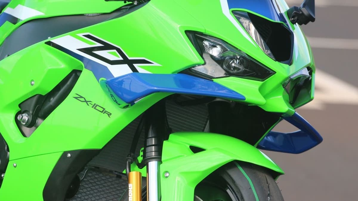 Detalhe da frente da Kawasaki Ninja ZX-10R 2027, em verde, com o farol e o para-lama dianteiro