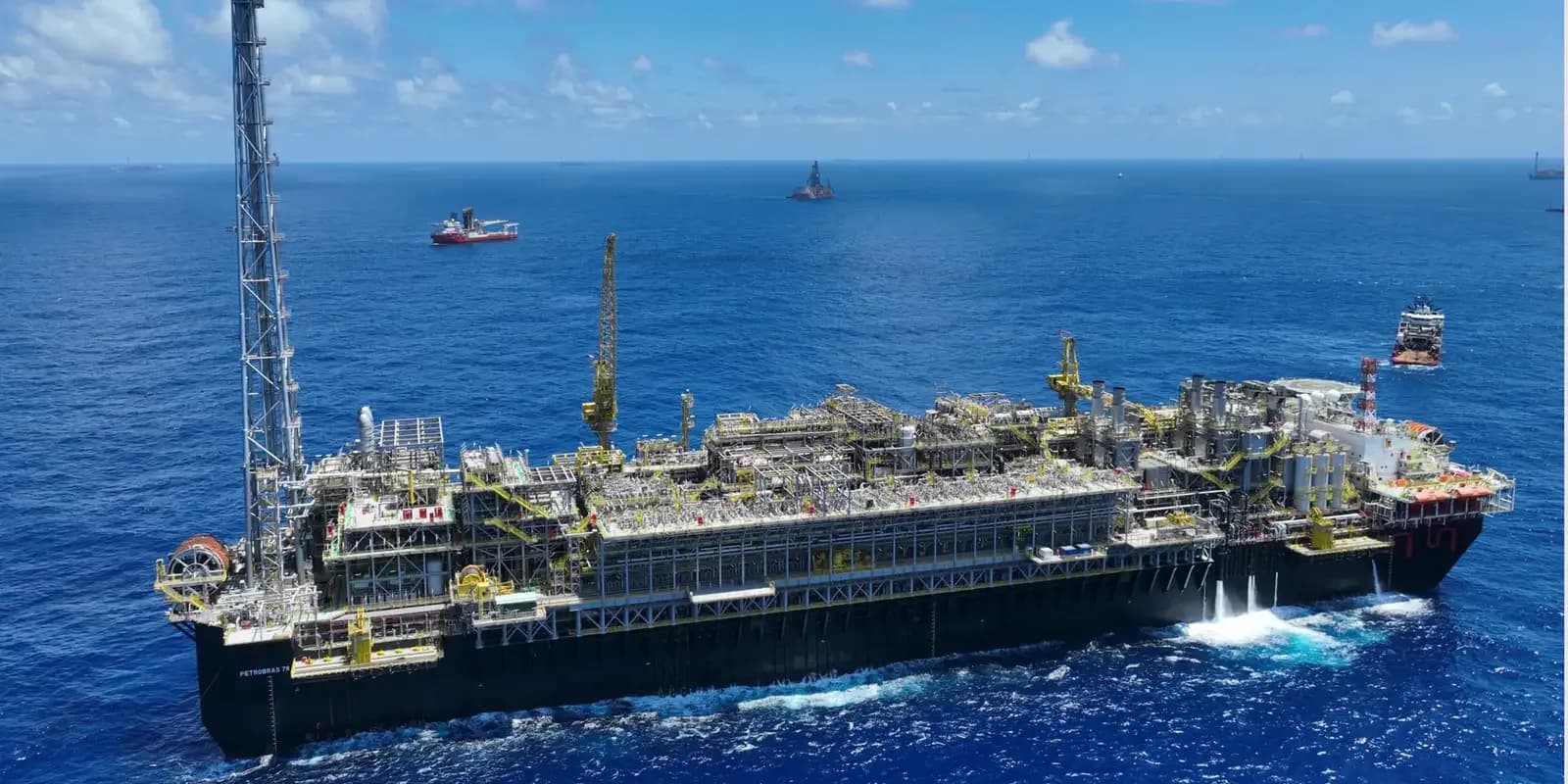 Plataforma FPSO Petrobras 78 em operação no mar, cercada por embarcações de apoio