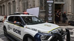 Viatura da Guarda Civil Metropolitana de São Paulo em frente a prédio público.