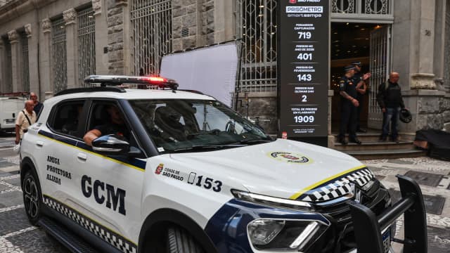 Viatura da Guarda Civil Metropolitana de São Paulo em frente a prédio público.