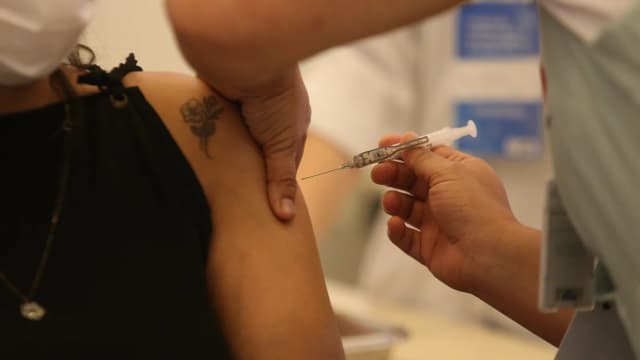 Profissional de saúde aplica vacina no braço de um paciente (foto de arquivo)