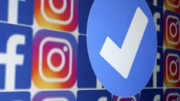 Logos do Facebook e Instagram com ícone de verificação, ilustrando alcance nas redes da Meta