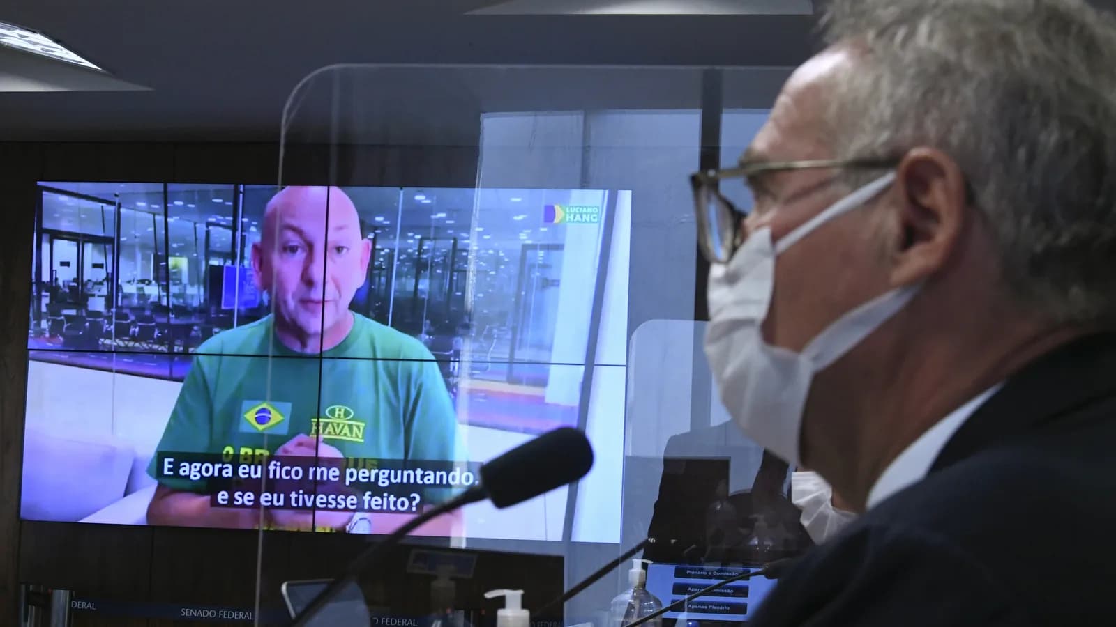 Empresário Luciano Hang, com camisa verde da Havan, durante depoimento por videoconferência