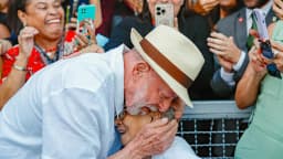 Lula abraça e beija eleitora idosa durante celebração de seu aniversário de 81 anos