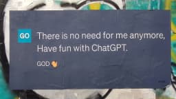 Arte de rua em Tel Aviv com frase sobre o ChatGPT, dizendo 'não há mais necessidade de mim, divirta-se com o ChatGPT'